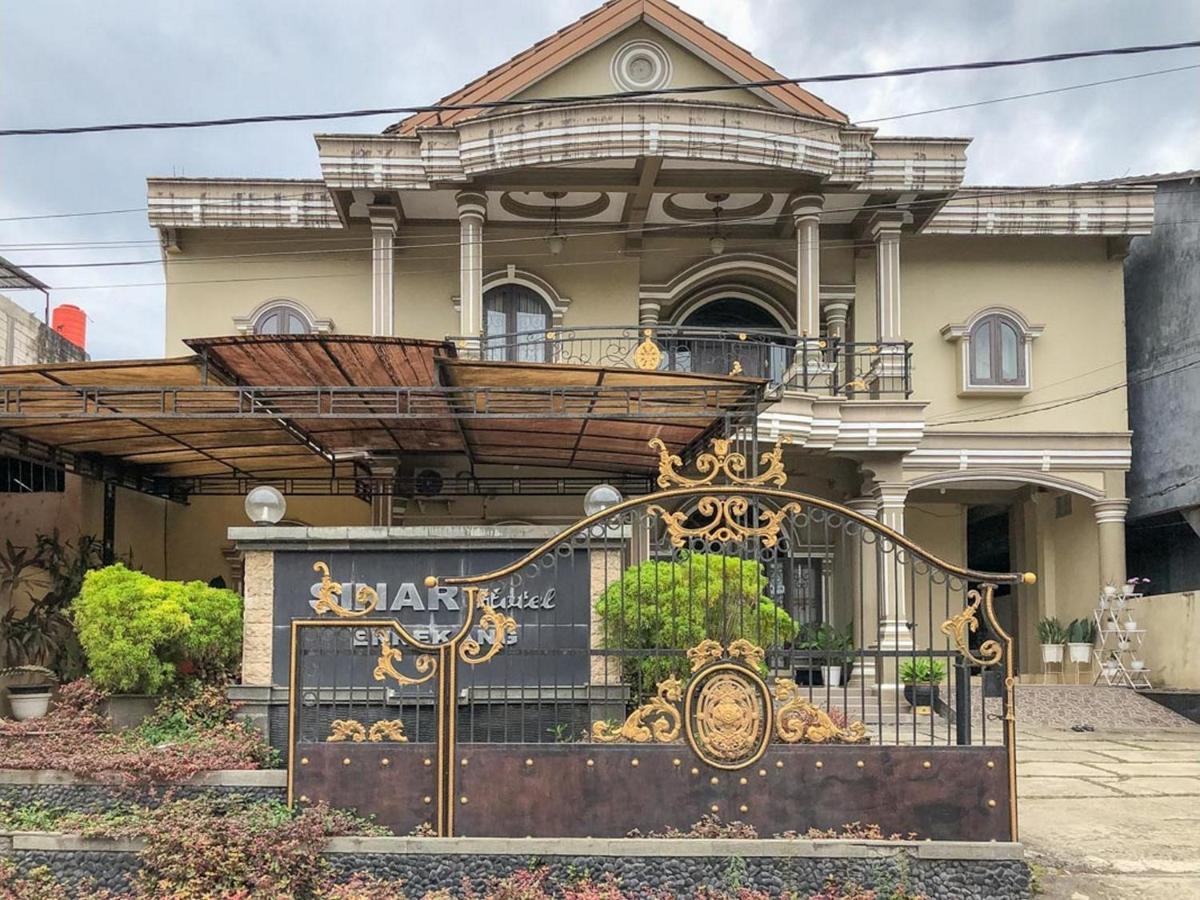 Sinar Hotel Enrekang Bagian luar foto